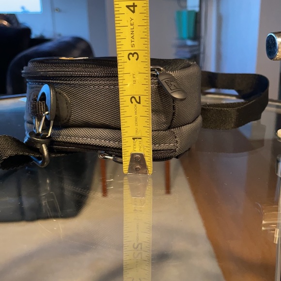 Case Logic travel bag with straps - Picture 3 of 6